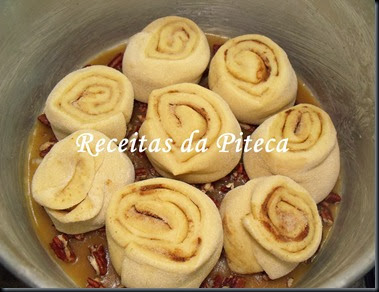 Rolos de canela e caramelo de nozes pecãs-forma Rolos de canela e caramelo de nozes pecãs-forma