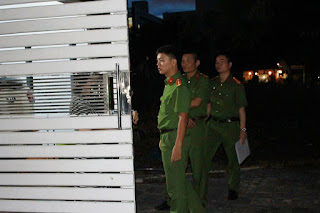 Công an khám nhà Nguyễn Viết Vĩnh trên đường Đông Kinh Nghĩa Thục, quận Sơn Trà, Đà Nẵng. Công an khám nhà Nguyễn Viết Vĩnh trên đường Đông Kinh Nghĩa Thục, quận Sơn Trà, Đà Nẵng.