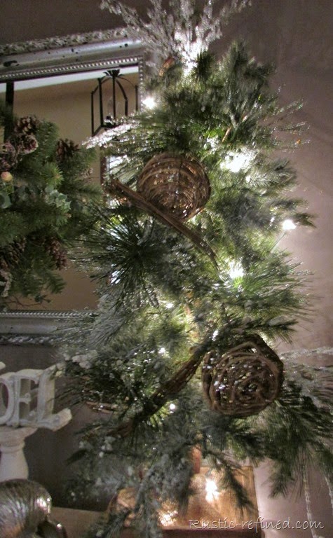 [Small%2520rustic%2520christmas%2520tree%2520in%2520the%2520entryway%255B3%255D.jpg]