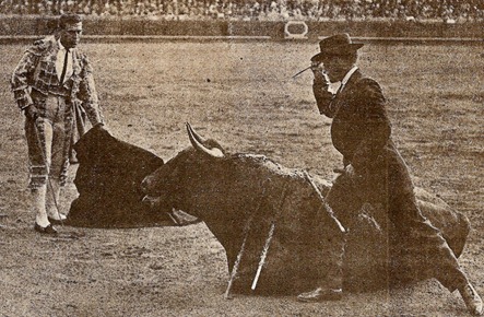 1912-04-18 (p.25 SyS) Sevilla Bienvenida 2º toro 001