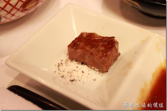 日本北九州-由布院-彩岳館。和牛肉其實不需要煎得太老，和著海鹽一起食用可以提昇其鮮甜度。