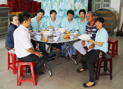 Các tình nguyện viên ăn trưa sau khi các thí sinh đã dùng bữa