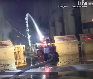 Colossus đang hoạt động tại hiện trường vụ hoả hoạn. Colossus đang hoạt động tại hiện trường vụ hoả hoạn.