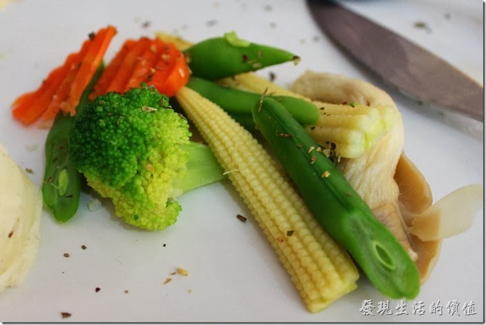 台南-Season_Cafe。主食的佐菜，玉米筍做得非常好吃，四季豆則還好，杏苞菇與花椰菜都還夠水準。