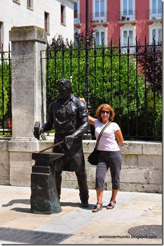 Carmen con escultura ciudad 07 - DSC_0397
