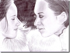 Doua fete in haine de blana privindu-se cu iubire desen in creion
