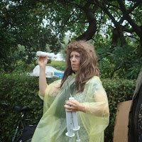 injectiespuit-werpen. Lachen aan het Onderlangs