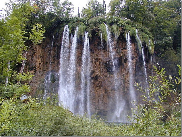 amazing-waterfalls-of-plitvice-lakes-in-croatia-4