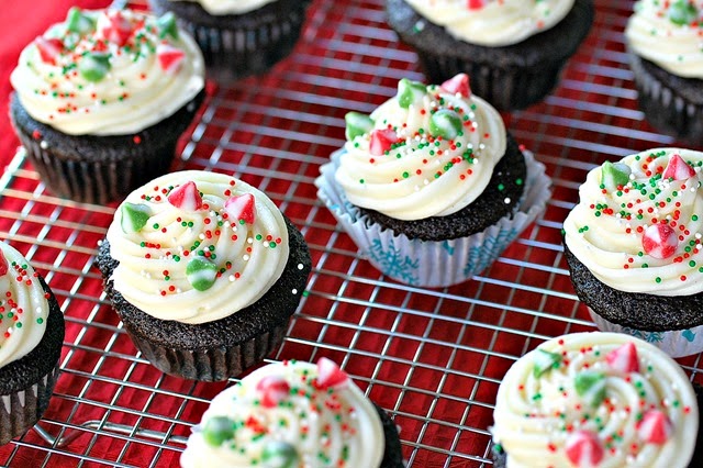 [Chocolate%2520Cupcakes%2520with%2520Cream%2520Cheese%2520Frosting%255B3%255D.jpg]