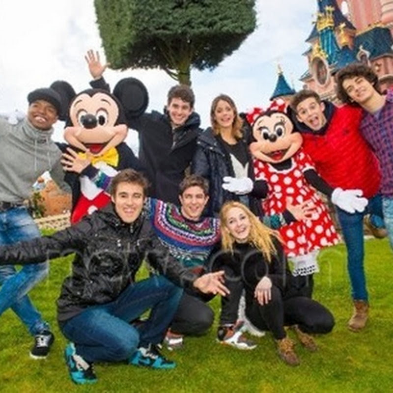 Martina Stoessel si ceilalti actori din Violetta au vizitat Disneyland - Poze