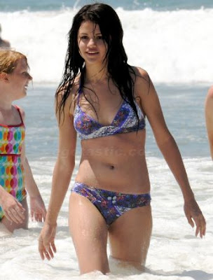 hot-and-sexy-selena-gomez-pictures-of-beach