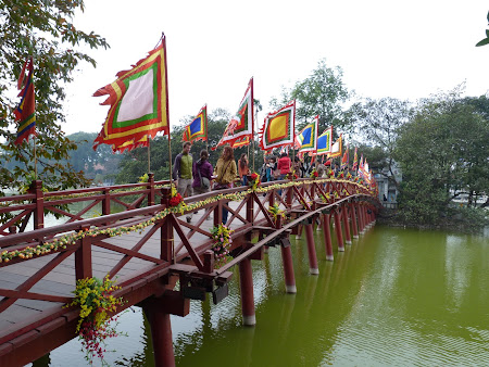 26. templu pe lac Hanoi.JPG