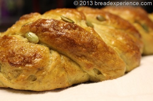 [pumpkin-brioche-braid_3085.jpg]