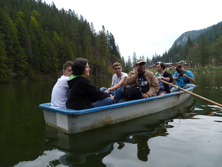 Bloggeri in barca pe Lacu Rosu