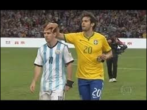 Kaká corre a saludar a un Messi ofuscado por la derrota y haber fallado un penal