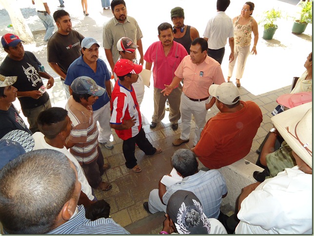 El regidor Andr ®s Guzm ín Salgado inform ¦ a los recolectores de basura acuerdo con el alcalde en su apoyo.