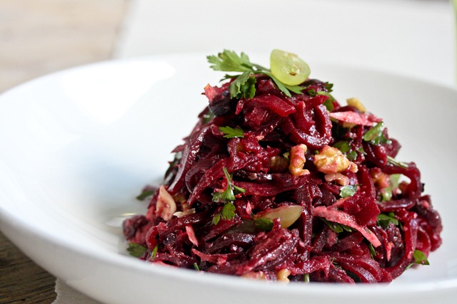Red beet Salad with wallnuts and grapes (1 von 1)