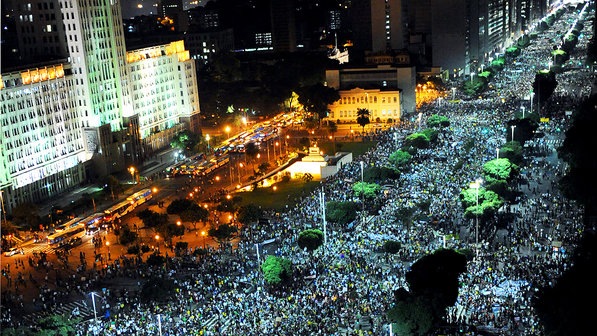 [brasil-protesto-rio-de-janeiro-20130620-73-size-598%255B3%255D.jpg]
