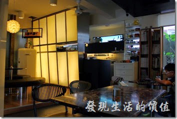 台南 Noi coffe（河內咖啡）的屋內擺設與廚房。