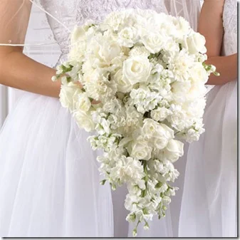 ramo de novia en cascada con rosas blancas 2013