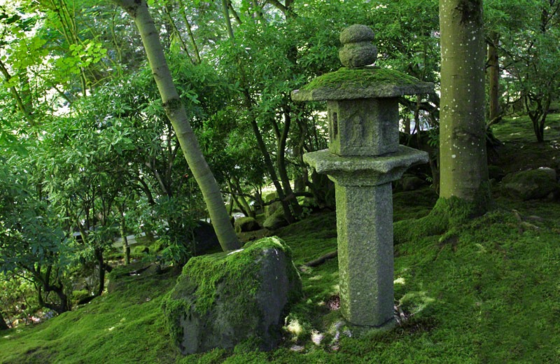 [100726_Portland_Japanese_Garden_Strolling_Garden_pedestal_lantern_02.jpg]
