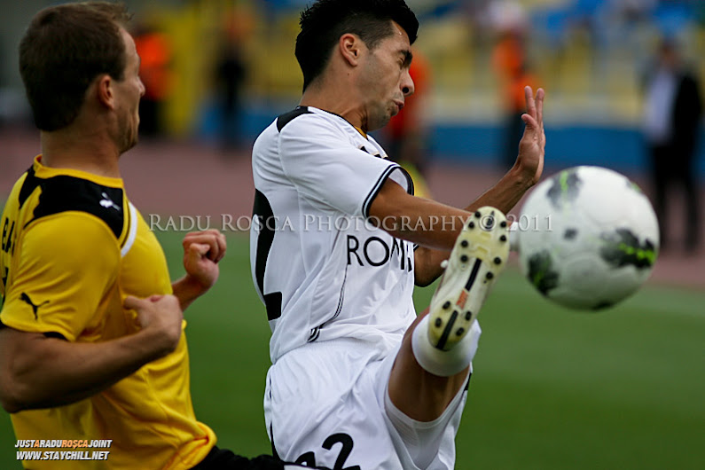 Paul Pârvulescu se lupta pentru balon cu Balázs Balogh în timpul partidei dintre Gaz Metan Mediaș și KuPS Kuopio (Finlanda) din cadrul turului 2 preliminar al UEFA Europa League, disputat în data de 21 iulie 2011