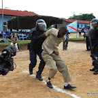 Simulation d'une arrestation par la police à Kisangani, décembre 2010.