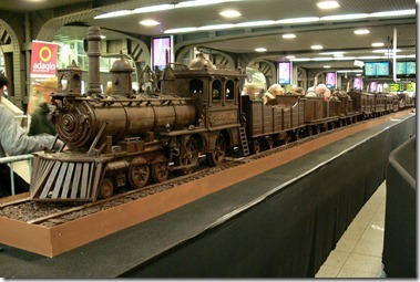 World's Longest Chocolate Train　「チョコレートで造られた世界最長の構造物」としてギネスブックに認定された