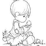 niño sentado pollito pm