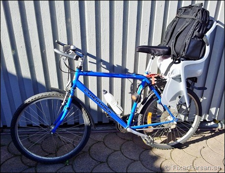 Cykla till jobbet packa i barnstolen