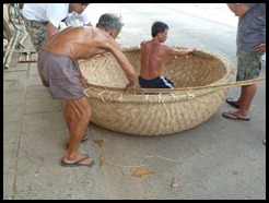 Vietnam, Phan Thiet, Making a coracle, 24 August 2012 (1)