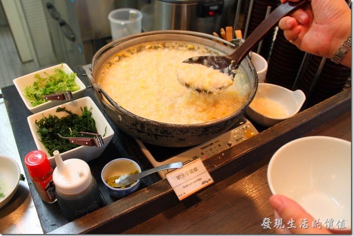 【博多祇園Hotel東名inn】的早餐，有「明太子白米粥」，香噴噴的好好吃，再加點蔥花與海帶芽，真的是Perfect。
