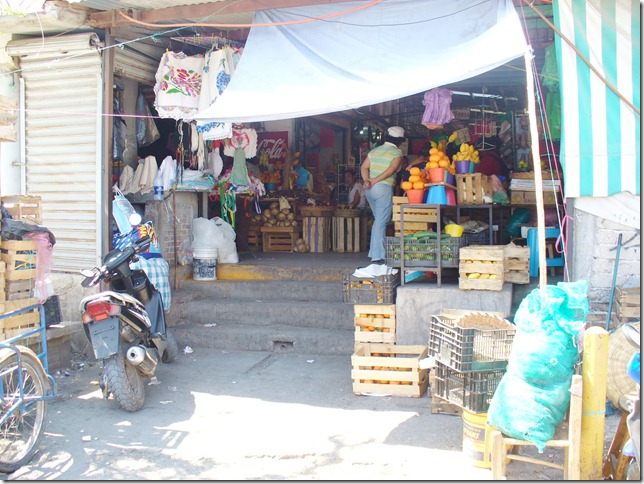 Entrada invadida por una comerciante