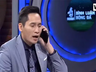 Hành động đùa giỡn kém duyên của biên tập viên Quốc Khánh nhận nhiều chỉ trích. Hành động đùa giỡn kém duyên của biên tập viên Quốc Khánh nhận nhiều chỉ trích.