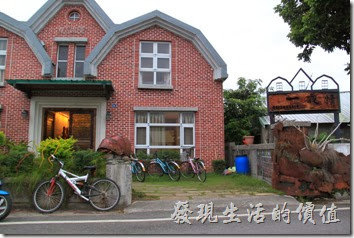 台東池上-【黃姐民宿．一夜情】的外觀，外面停了許多的自行車可供住宿的房客免費借用。