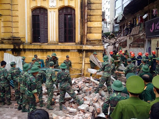 Nhà số 107 Trần Hưng Đạo (HN) bị sập ngày 22/9/2015 làm 2 người chết và nhiều người bị thương. Người dân sống trong khu nhà này đều biết sự xuống cấp của ngôi nhà, kiến nghị sửa chữa nhưng không được, vì là nhà cổ! Nhà số 107 Trần Hưng Đạo (HN) bị sập ngày 22/9/2015 làm 2 người chết và nhiều người bị thương. Nười dân sống trong khu nhà này đều biết sự xuống cấp của ngôi nhà, kiến nghị sửa chữa nhưng không được, vì là nhà cổ!