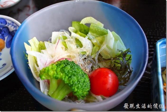 日本北九州-湯布院-彩岳館-早餐。冷盤沙拉，有生菜花椰菜、聖女番茄等。