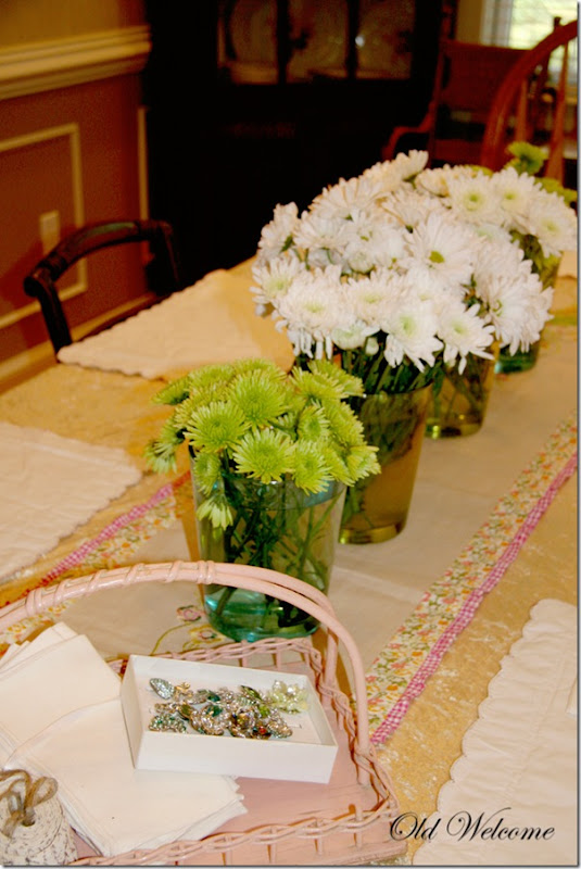 Spring table old welcome pink basket