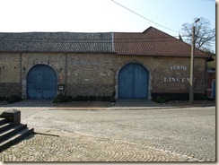 Lijsem (Lincent), rue de l'Ecole: vierkantshoeve (thans feestzalen). Lijsemse steen (tuffeau). Het rechterdeel is in baksteen.