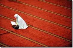 muslim-woman-reads-quran-at-istiqlal-mosque