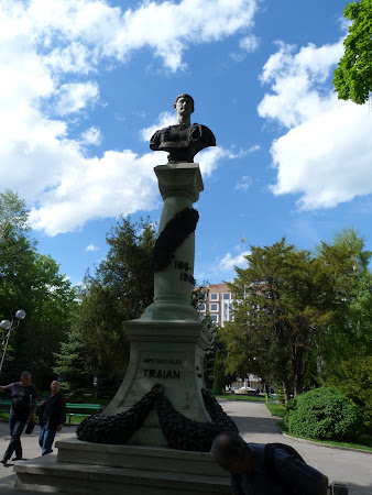 Imagini Drobeta Turnu Severin: Statuia imparatului Traian