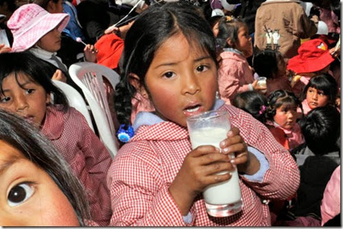 Se inició dotación de leche a 100.000 estudiantes en Oruro
