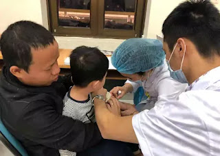 BS tại BV Bệnh nhiệt đới TƯ lấy máu xét nghiệm cho trẻ trong sáng 17/3 BS tại BV Bệnh nhiệt đới TƯ lấy máu xét nghiệm cho trẻ trong sáng 17/3