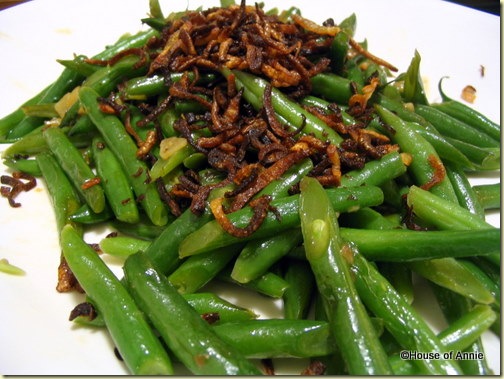 Stir-fried green beans with fried shallots