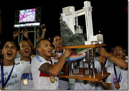 titi-capitao-esporte-clube-bahia-levanta-taca-campeonato-baiano-2012