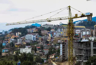 Thị trấn Sa Pa nhìn từ đường xuống bản Cát Cát giờ đây dày đặc các công trình xây dựng phủ kín khắp các sườn đồi. Thị trấn Sa Pa nhìn từ đường xuống bản Cát Cát giờ đây dày đặc các công trình xây dựng phủ kín khắp các sườn đồi.