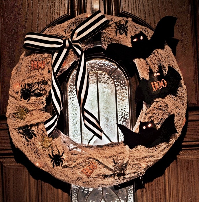 Illuminated Halloween Wreath #GluenGlitter {DIY Tutorial} | Monica Wants It