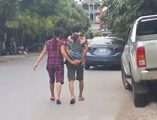 Đã bao lâu rồi, mình chưa nắm tay nhau... Đã bao lâu rồi, mình chưa nắm tay nhau...
