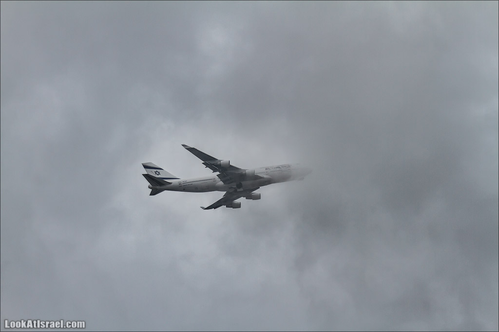 LookAtIsrael.com - Фото путешествия по Израилю | Самолет El Al Up преодолевает грозовой фронт