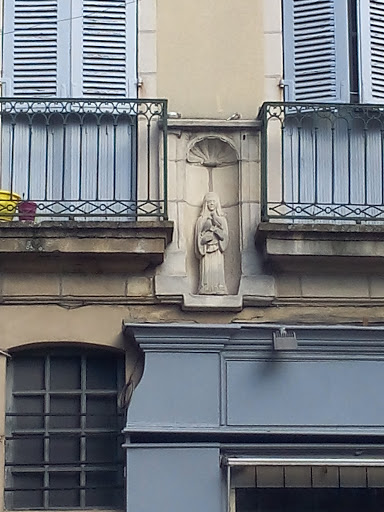 Vierge Derriere La Cathedrale 